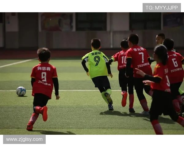 足球明星携子共踢球场传承热爱与梦想的温馨瞬间