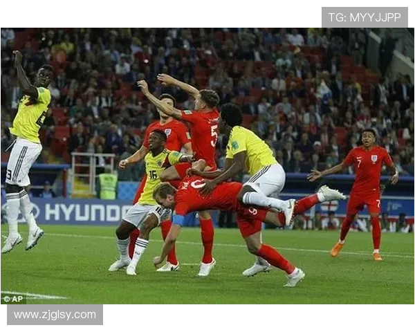 足球明星父亲遭遇抢劫惊险瞬间视频曝光引发广泛关注与讨论